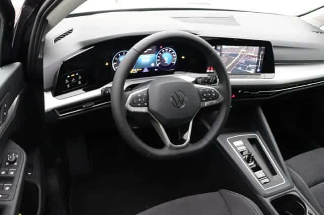 Volkswagen Golf (2023) thumbnail 3