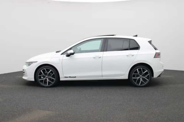 Volkswagen Golf (2025) thumbnail 4