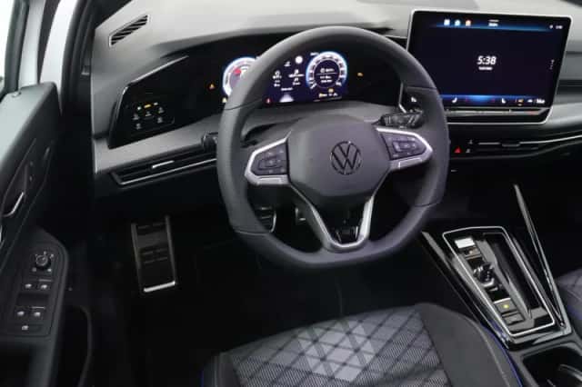 Volkswagen Golf (2025) thumbnail 4