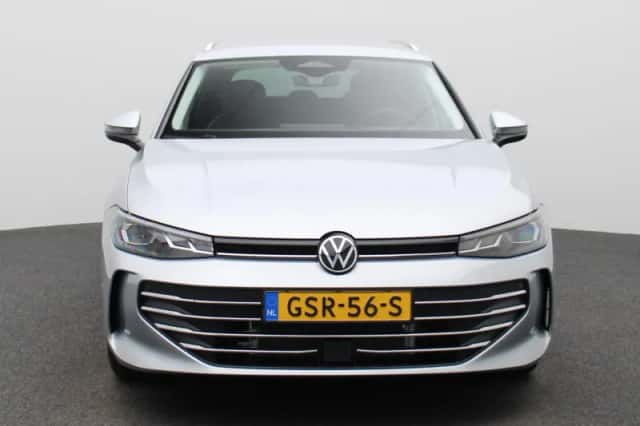 Volkswagen Passat (2024) thumbnail 3