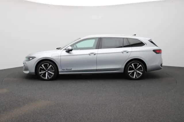 Volkswagen Passat (2024) thumbnail 4