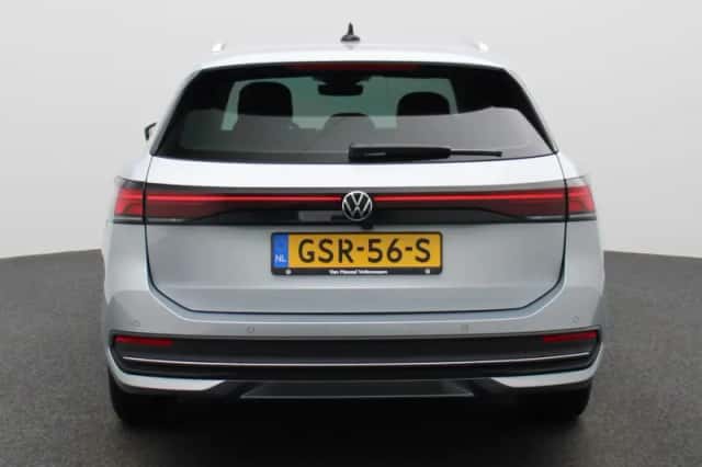 Volkswagen Passat (2024) thumbnail 5