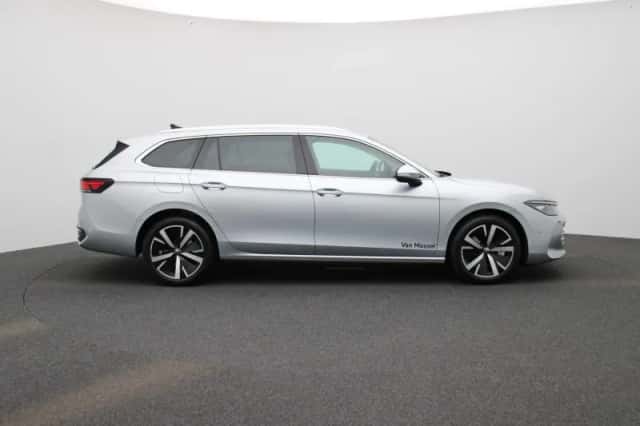 Volkswagen Passat (2024) thumbnail 6