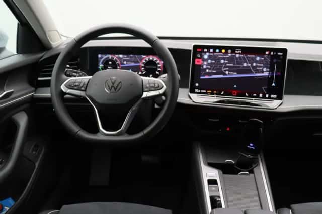 Volkswagen Passat (2024) thumbnail 7
