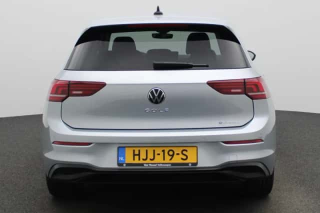 Volkswagen Golf (2025) thumbnail 5