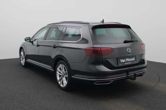 Volkswagen Passat (2023) thumbnail 2