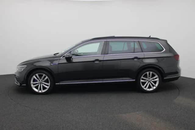 Volkswagen Passat (2023) thumbnail 4