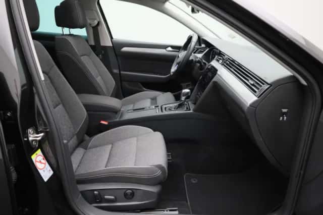 Volkswagen Passat (2023) thumbnail 50
