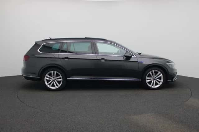 Volkswagen Passat (2023) thumbnail 6