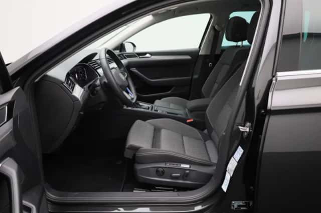 Volkswagen Passat (2023) thumbnail 9