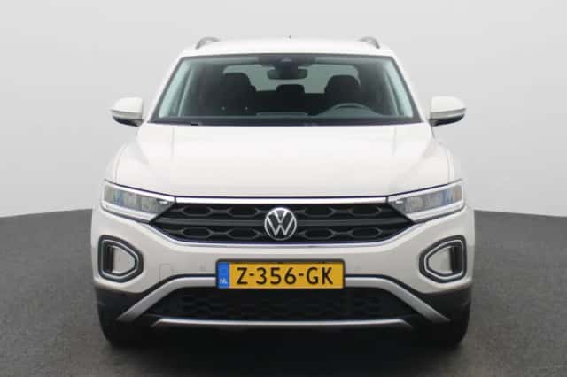 Volkswagen T-Roc (2024) thumbnail 3
