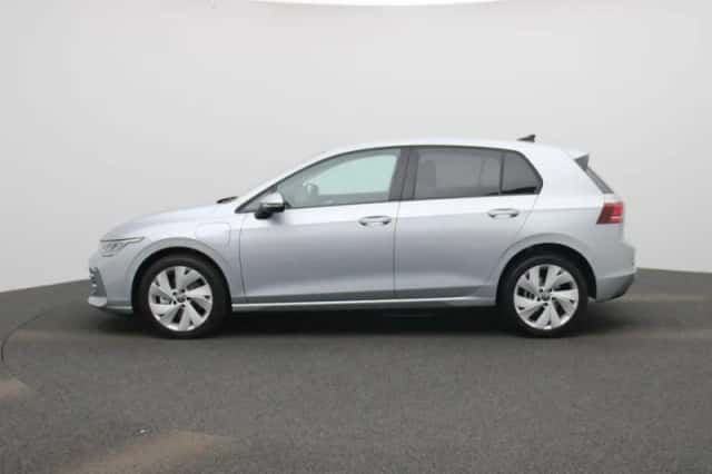 Volkswagen Golf (2025) thumbnail 4
