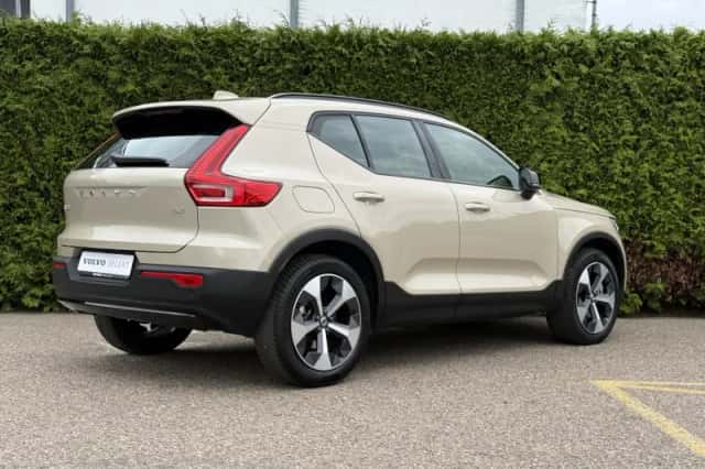 Volvo XC40 (2025) thumbnail 2