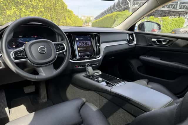 Volvo V60 (2022) thumbnail 3