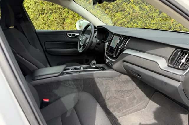 Volvo XC60 (2022) thumbnail 3
