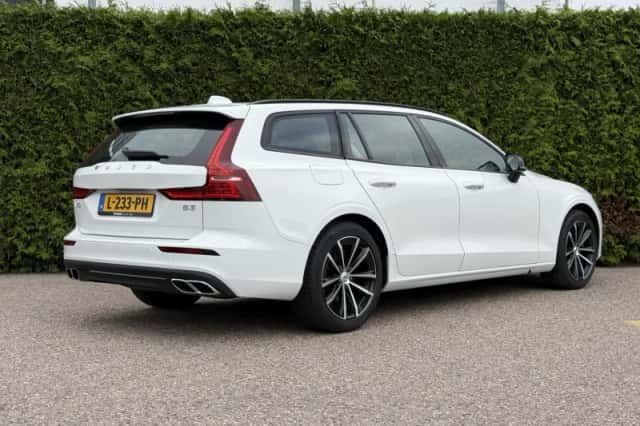Volvo V60 (2021) thumbnail 2