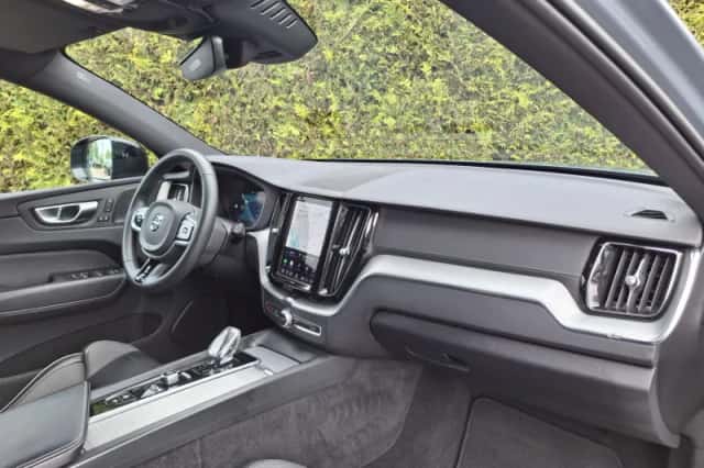 Volvo XC60 (2022) thumbnail 3