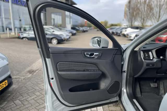 Volvo XC60 (2024) thumbnail 5
