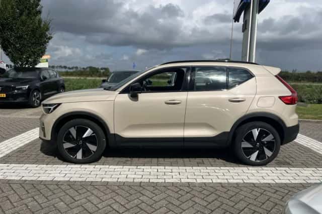 Volvo EX40 (2025) thumbnail 3