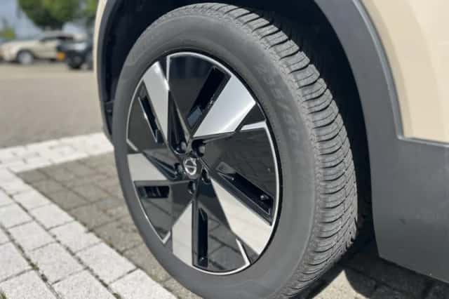 Volvo EX40 (2025) thumbnail 4