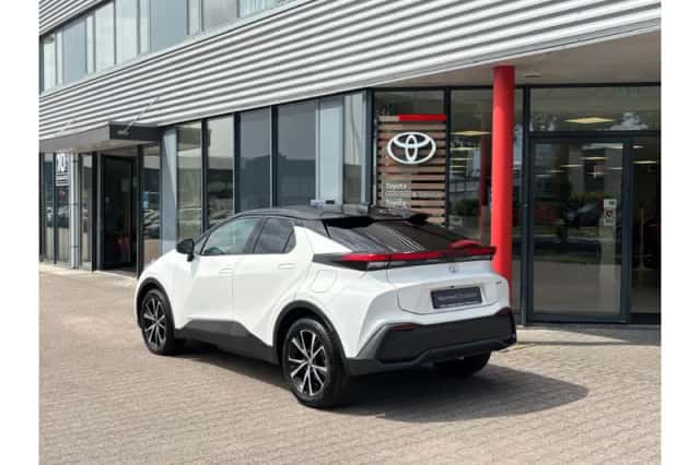 Toyota C-HR (2025) thumbnail 2