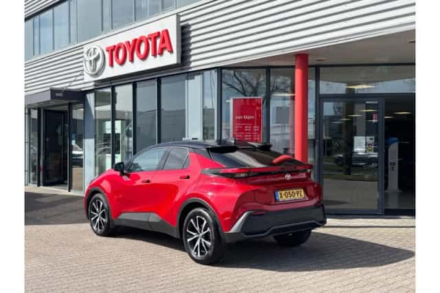 Toyota C-HR (2024) thumbnail 2
