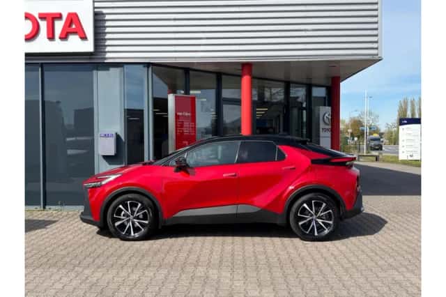 Toyota C-HR (2024) thumbnail 3