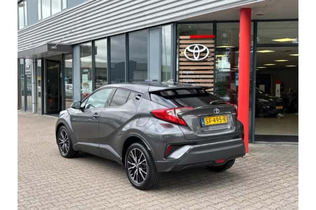 Toyota C-HR (2018) thumbnail 2