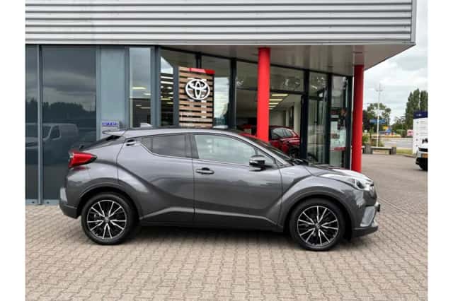 Toyota C-HR (2018) thumbnail 4