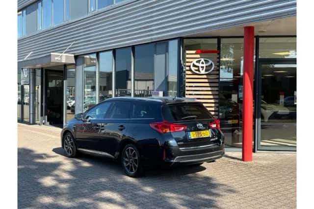 Toyota Auris (2014) thumbnail 2
