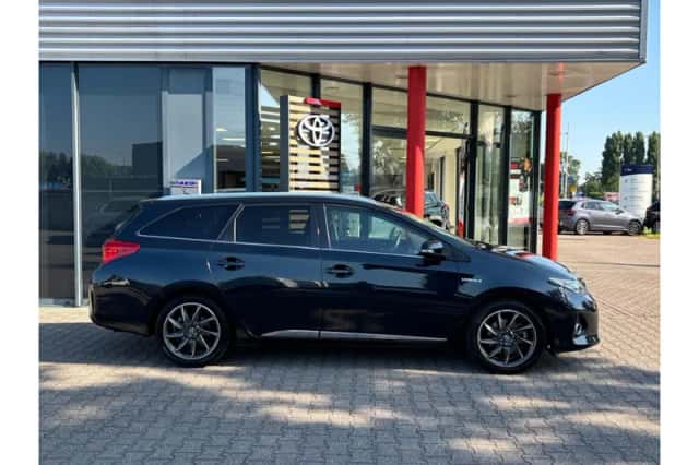 Toyota Auris (2014) thumbnail 4