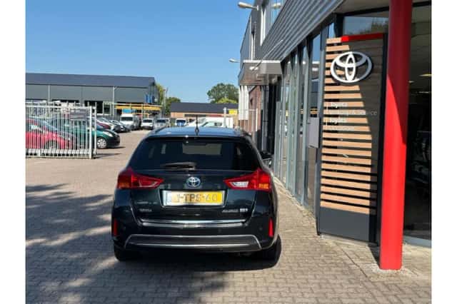 Toyota Auris (2014) thumbnail 5