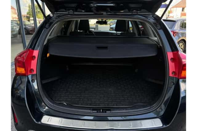 Toyota Auris (2014) thumbnail 6