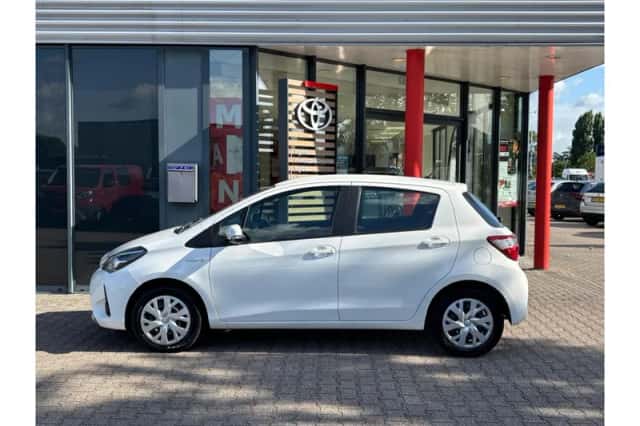 Toyota Yaris (2019) thumbnail 3
