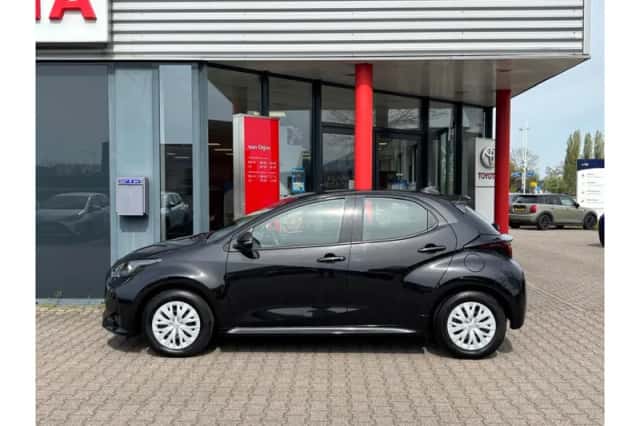 Toyota Yaris (2024) thumbnail 3