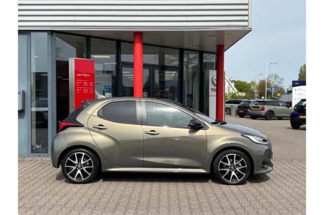 Toyota Yaris (2022) thumbnail 3