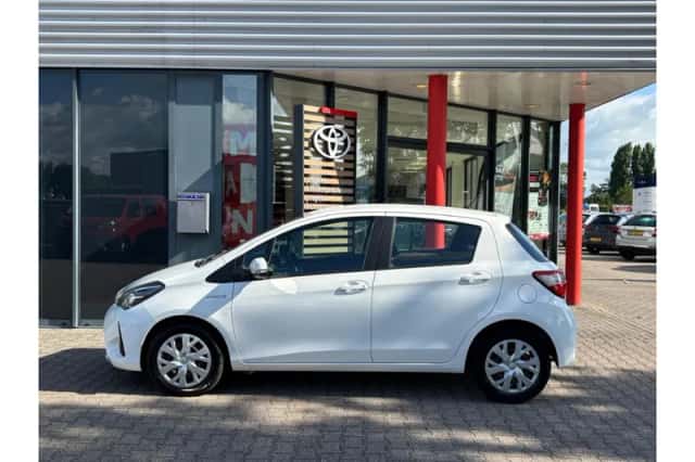 Toyota Yaris (2019) thumbnail 3