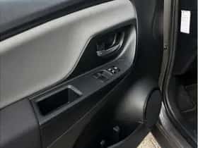 Toyota Yaris (2017) thumbnail 13