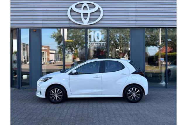 Toyota Yaris (2024) thumbnail 3
