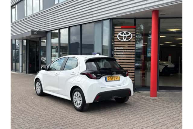 Toyota Yaris (2024) thumbnail 2