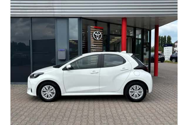 Toyota Yaris (2024) thumbnail 3
