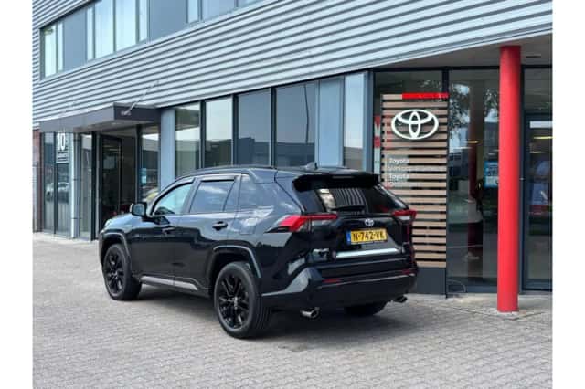 Toyota RAV4 (2022) thumbnail 2