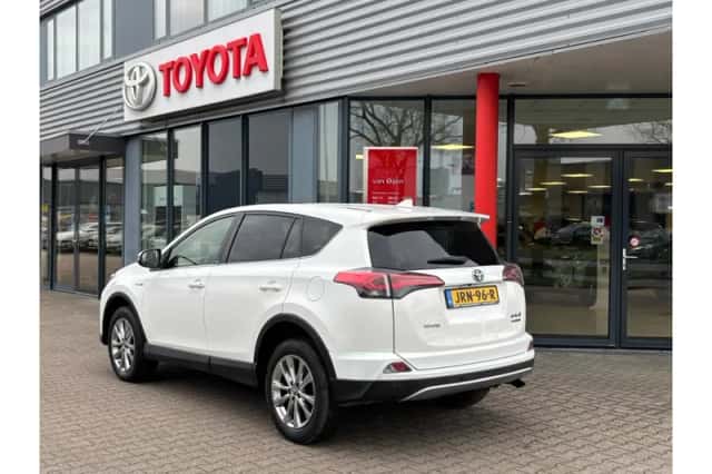 Toyota RAV4 (2017) thumbnail 2