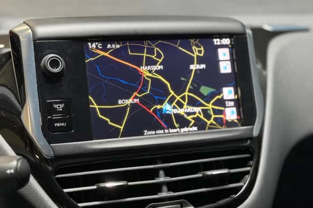 Peugeot 208 (2012) thumbnail 3