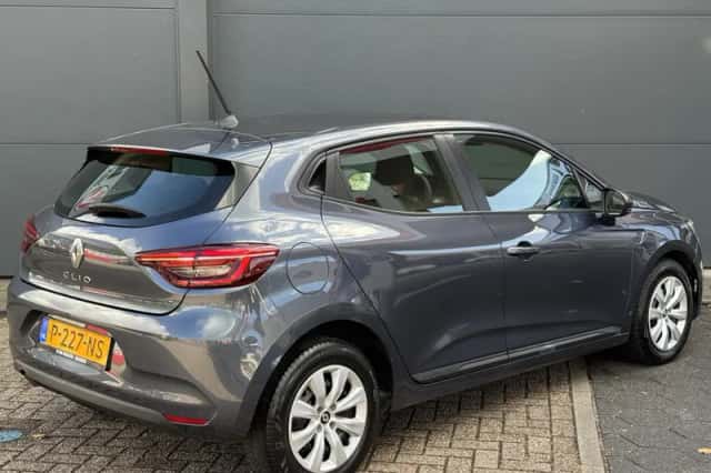 Renault Clio (2022) thumbnail 2
