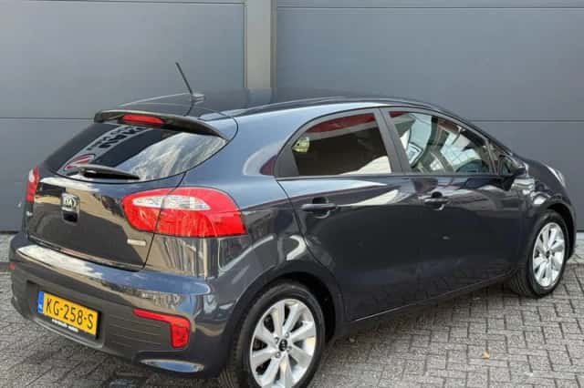 Kia Rio (2016) thumbnail 3
