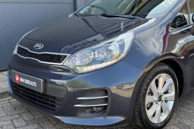 Kia Rio (2016) thumbnail 6