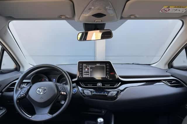 Toyota C-HR (2020) thumbnail 2