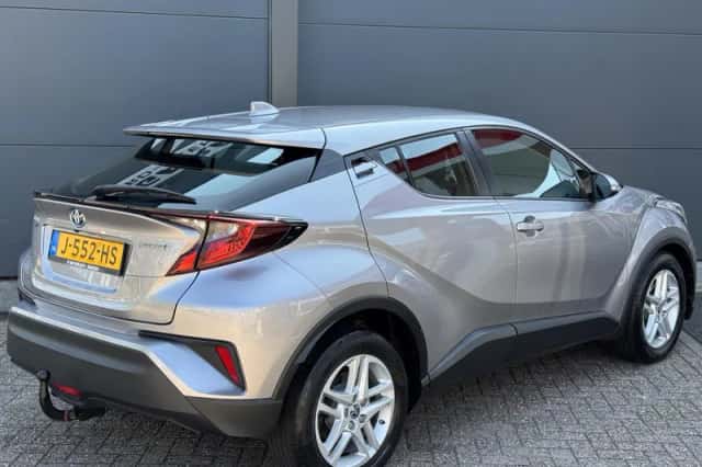Toyota C-HR (2020) thumbnail 3