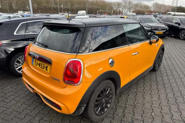 MINI Cooper S (2015) thumbnail 2
